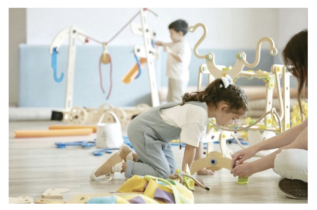 Children building at an UNBLOCKS adventure